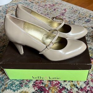 Kelly and Katie Caris Nude Heel